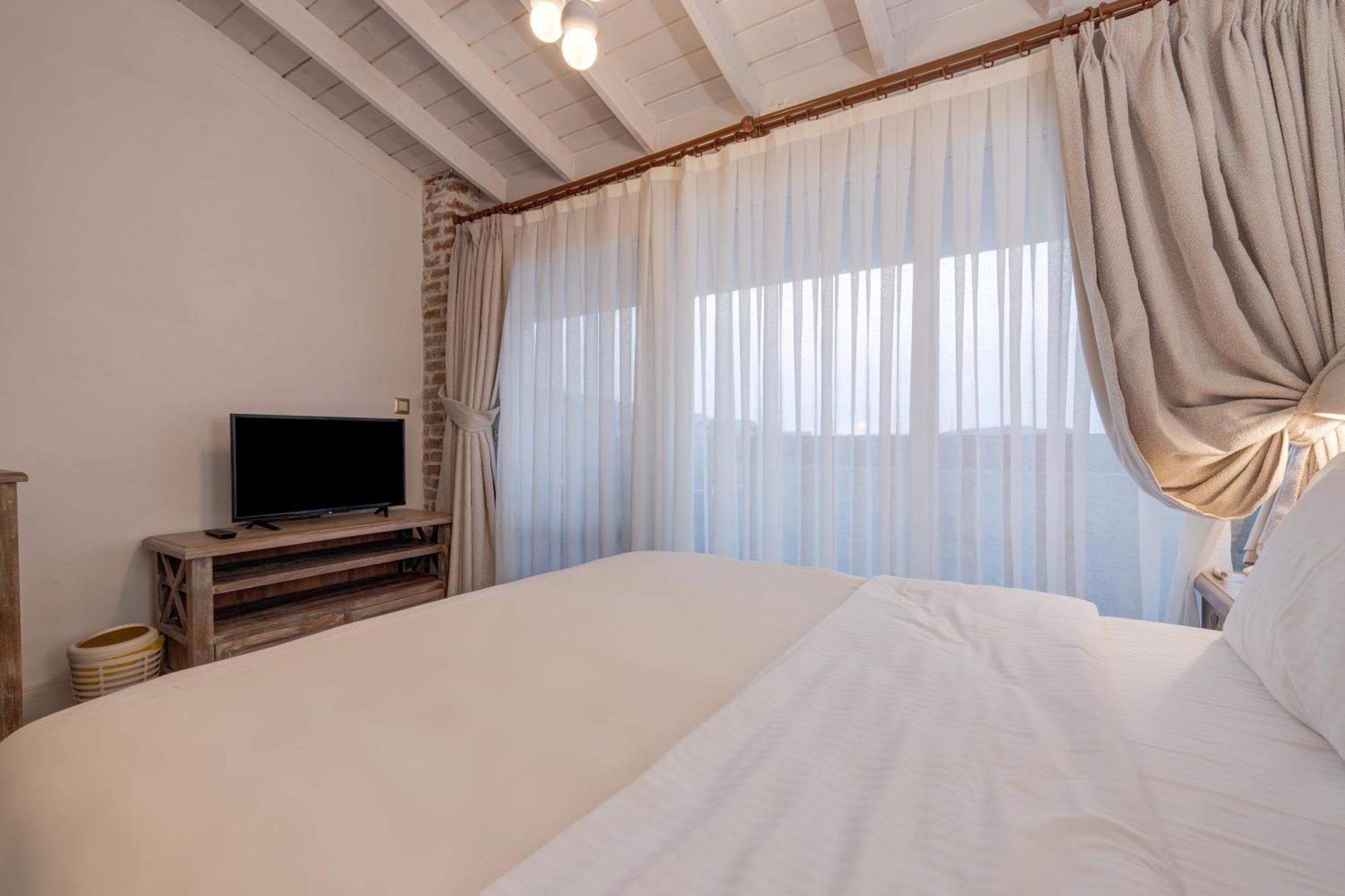Navalia Hotel Foça Buitenkant foto